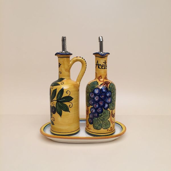 Set of 2 oil and vinegar bottles with handle, cm.20h with tray